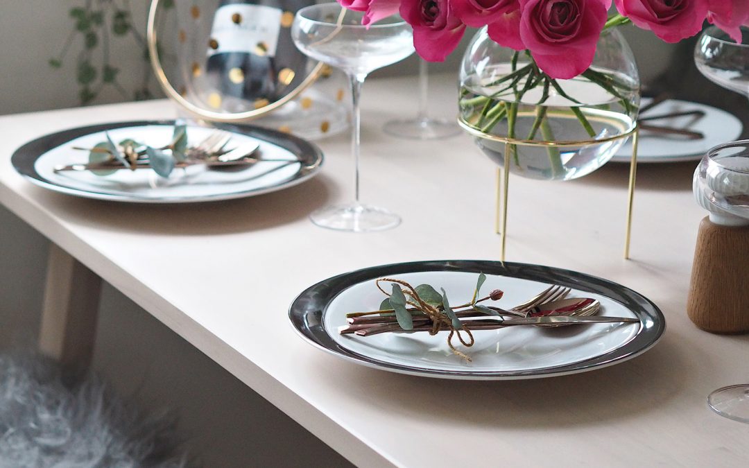 How To Create A Simple But Sleek Black & Gold Table Setting
