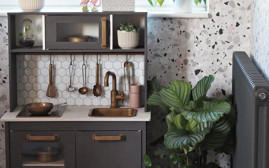 DIY Kid’s Play Kitchen Upcycling Hack